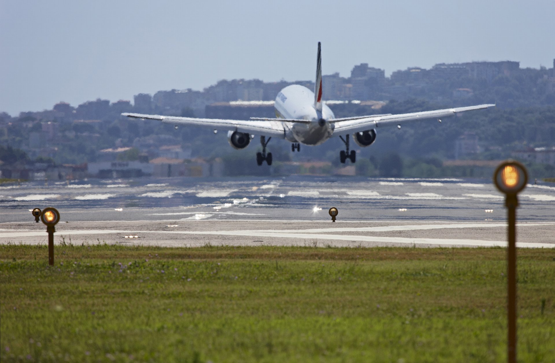 ナポリ国際空港と市内へのアクセス方法 Howtravel